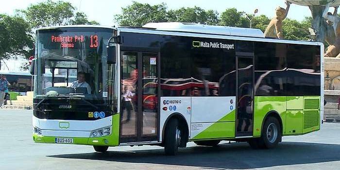 Un autobús maltés en la carretera