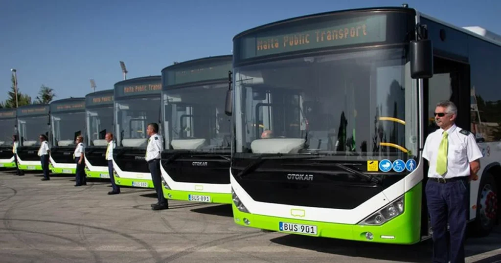 una fila de autobuses de Malta