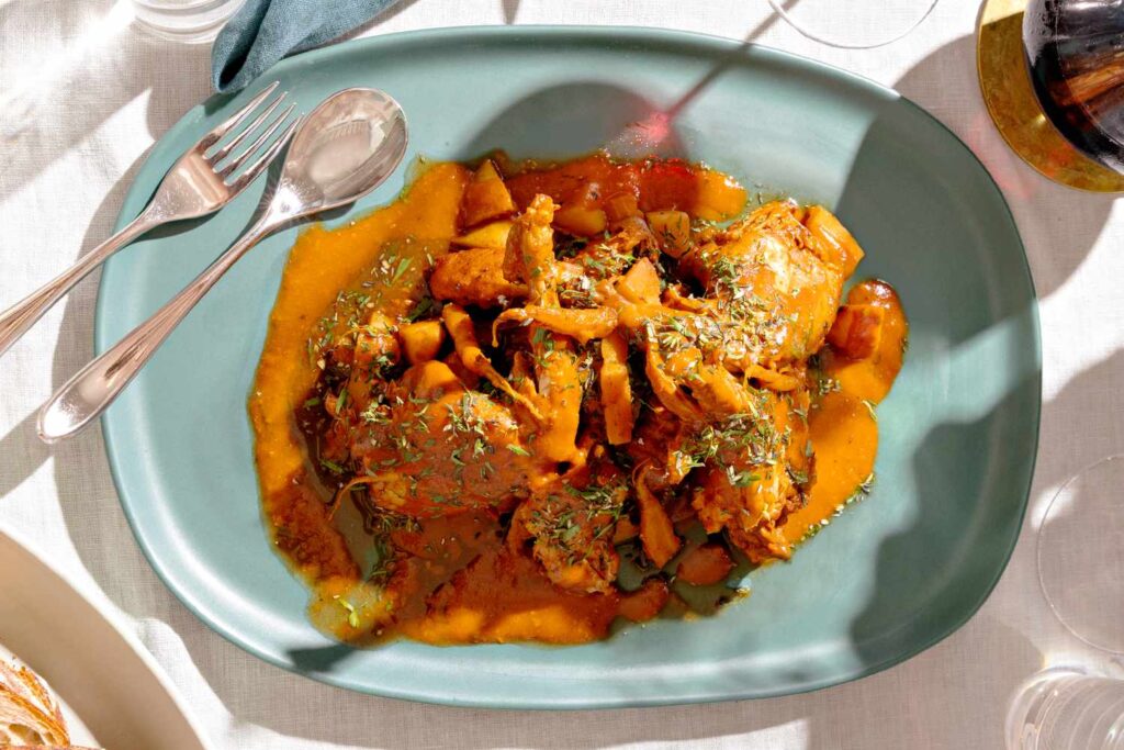 un plato de fenek entre cuchillo y tenedor