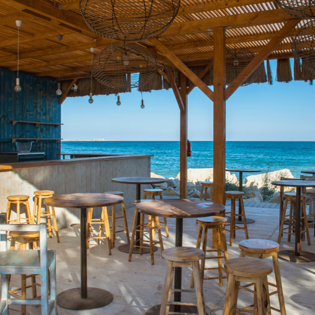 Restaurante a pie de playa bajo la luz del atardecer en Malta, ofreciendo una experiencia culinaria inigualable destacada en 'Hostel en Malta: Descubre la Vibrante Experiencia', cerca de Hostel ON
