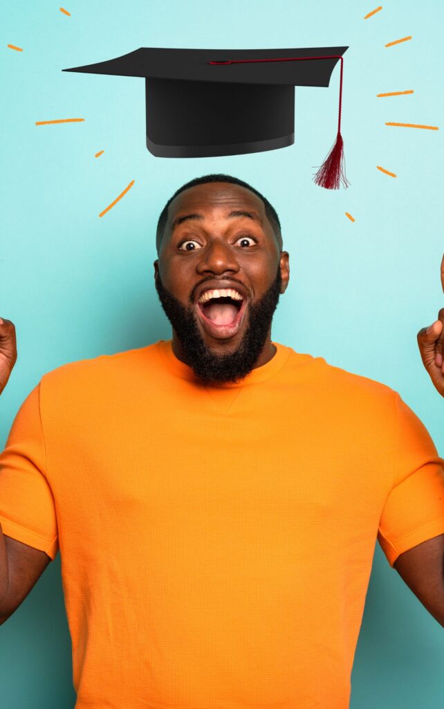 Estudiante Celebrando su Titulación de Cambridge en Malta Estudiante alegre con gorro de graduación, celebrando su Titulación de Cambridge en Malta, simbolizando logro y éxito.