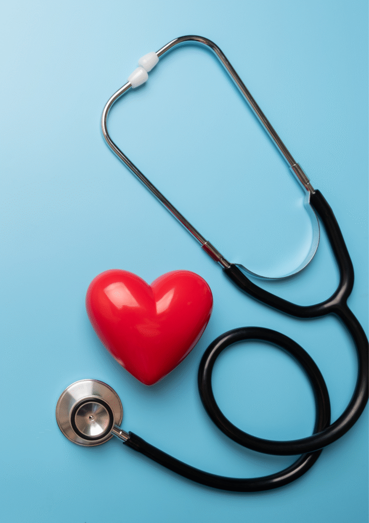 Fondo azul sereno con corazón y estetoscopio simbolizando seguro médico en Malta para estudiantes y viajeros.