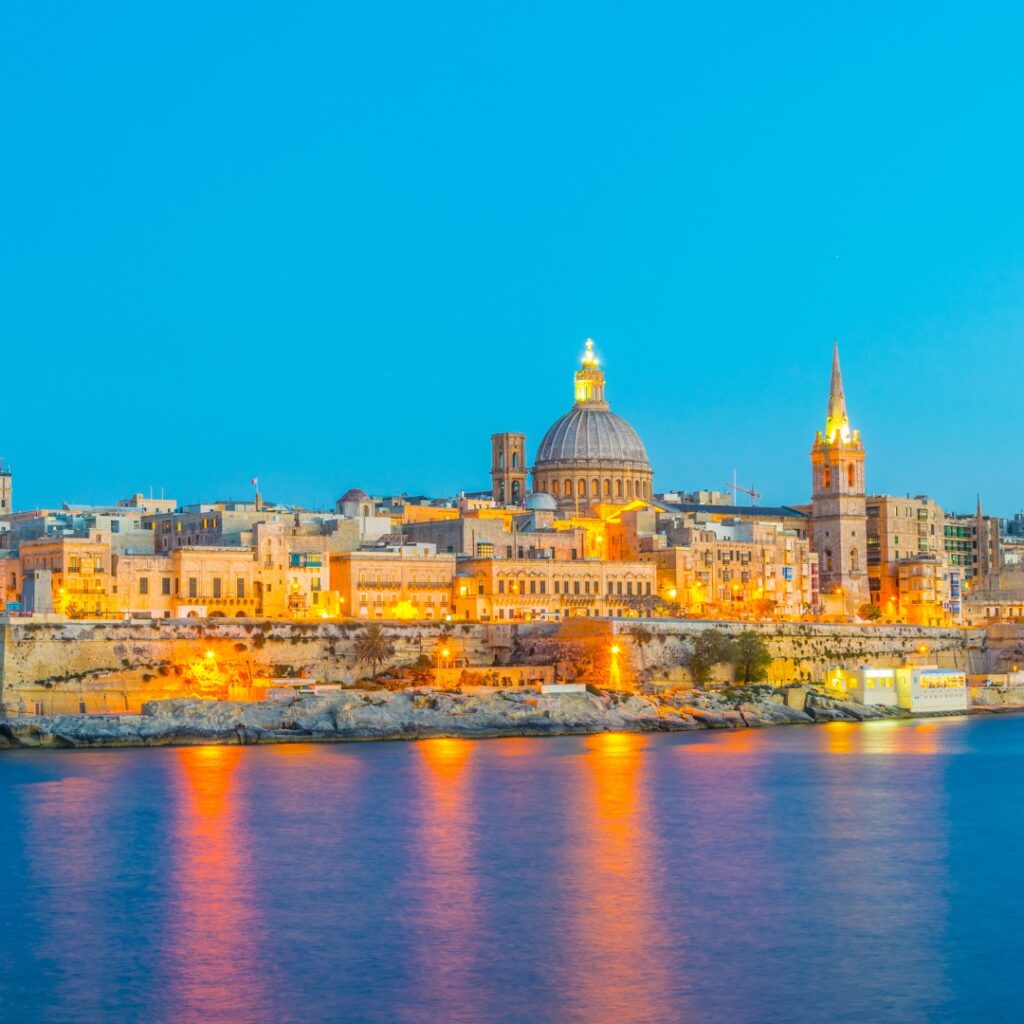 Catedral majestuosa en Malta, destacando su arquitectura histórica bajo un cielo azul