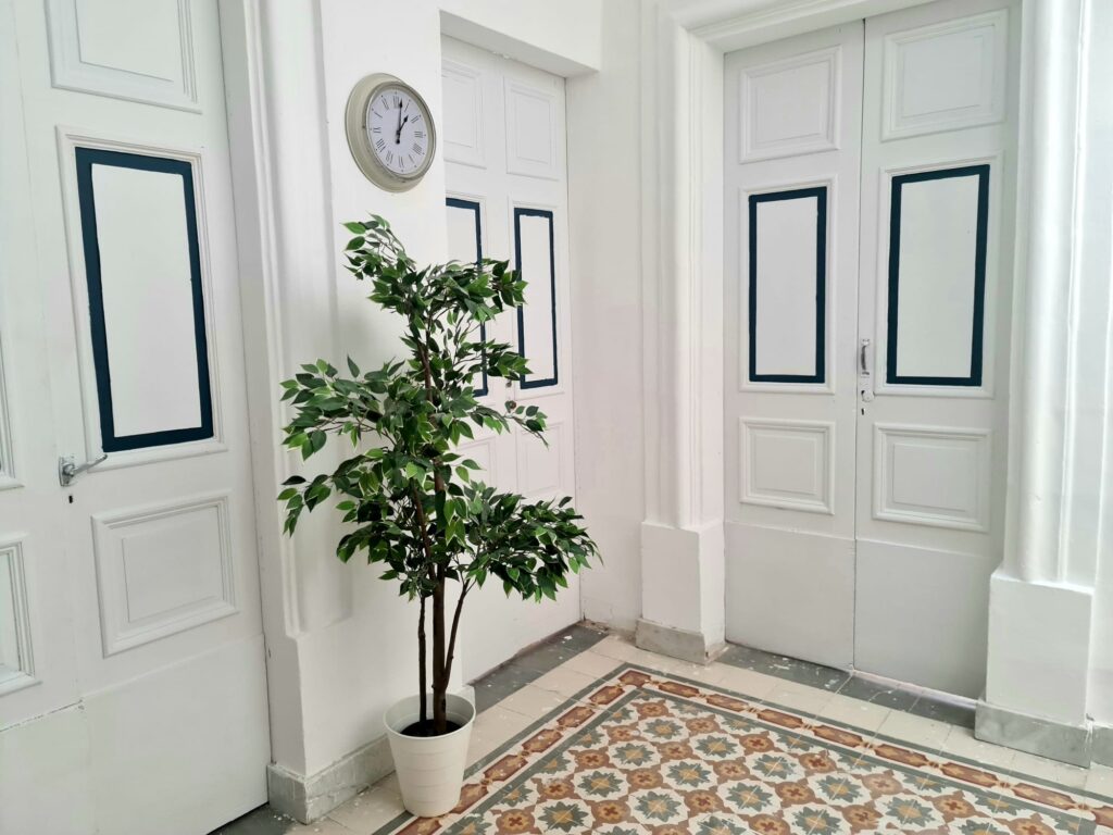 Puertas abiertas de Hostel ON en Malta, dando la bienvenida a aventureros y viajeros del mundo a explorar y disfrutar de una estadía inolvidable, tal como se relata en post