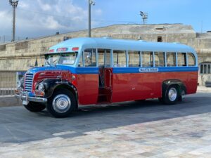 Autobús clásico del transporte público en Malta, una de las opciones más económicas que influyen en cuánto cuesta vivir en Malta