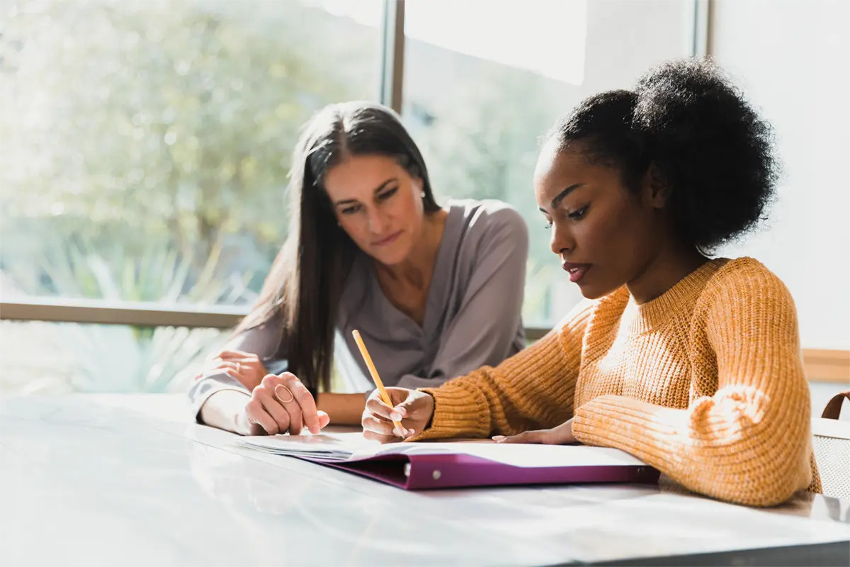 Chicas estudiando en una mesa