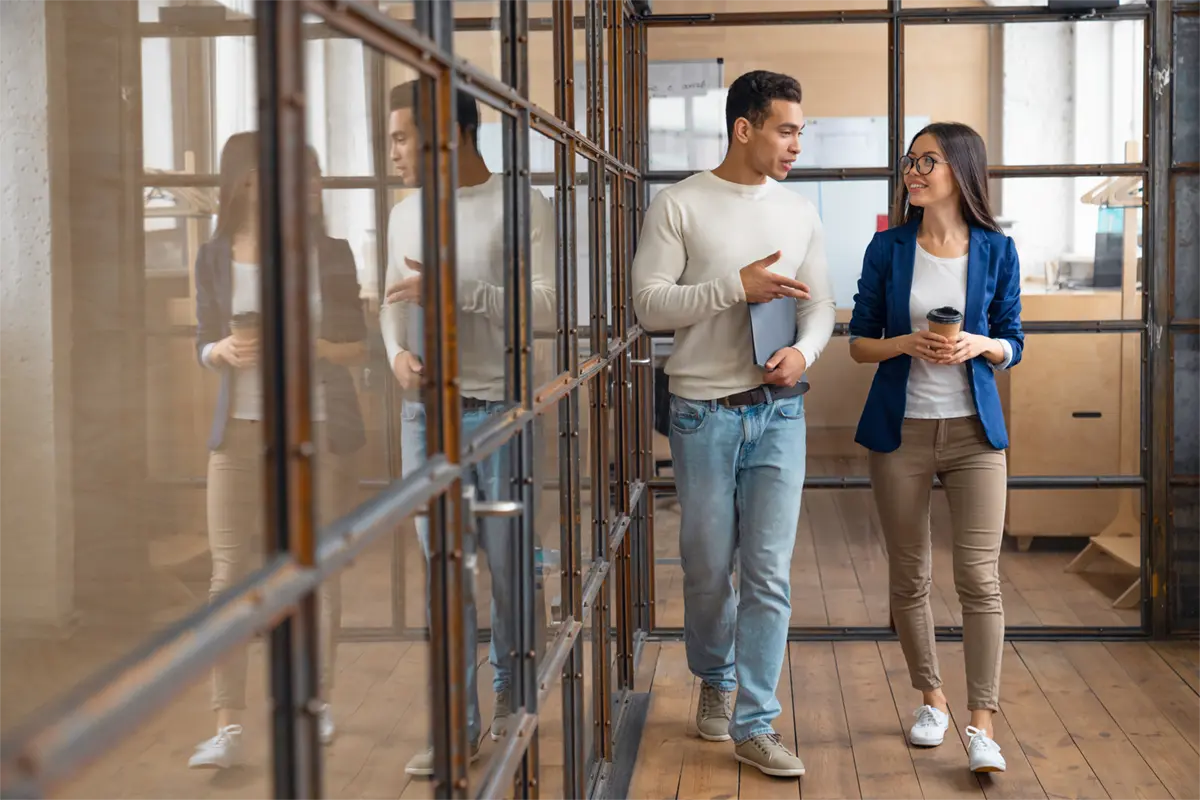 Chico con una chica hablando mientras pasean
