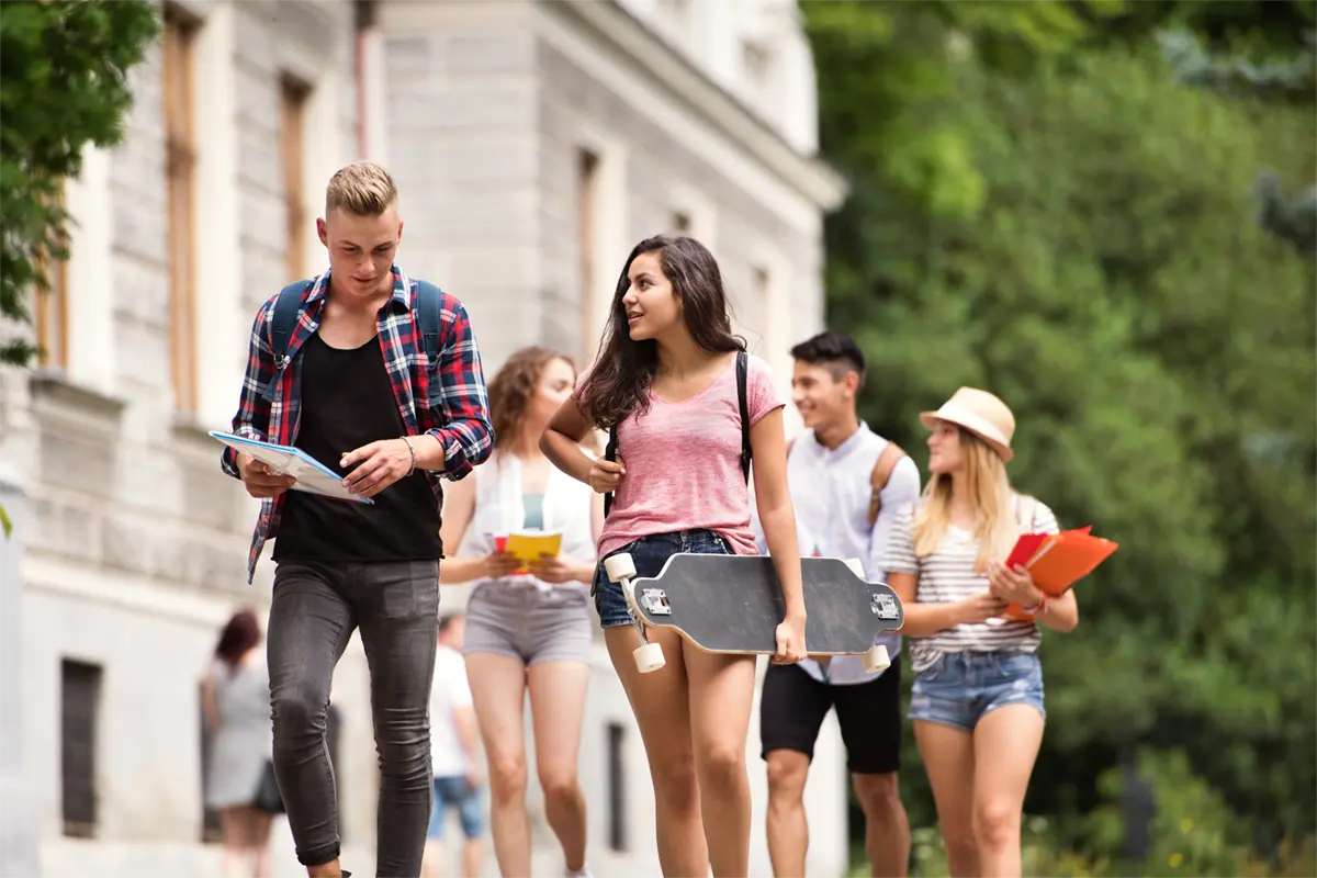 Chicos jóvenes paseando por la calle