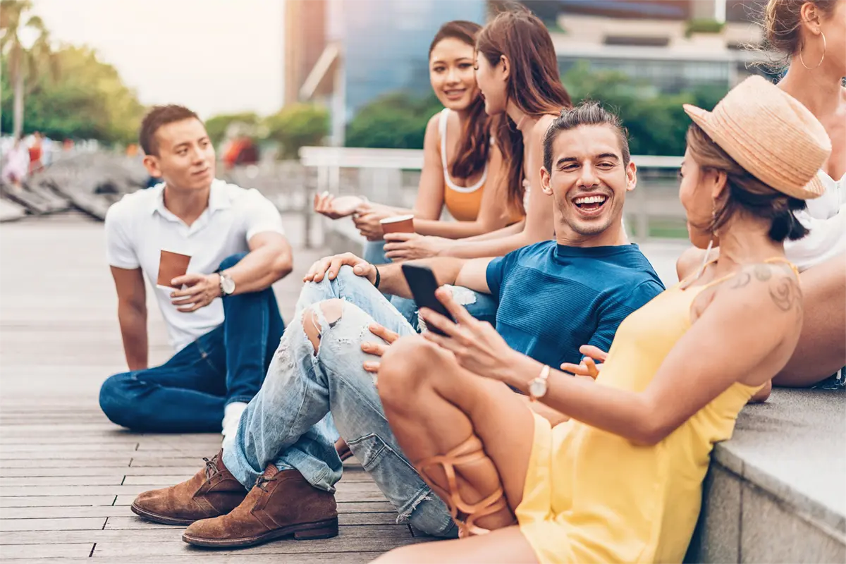 Jóvenes sentados en la calle