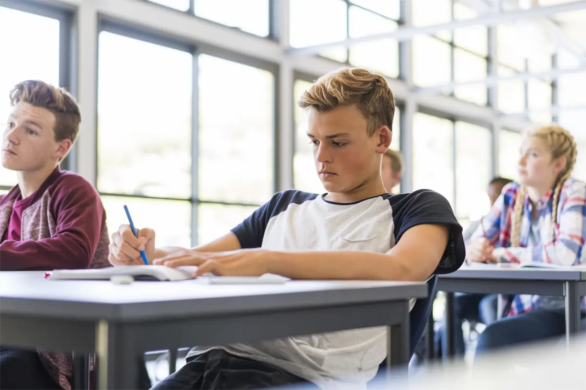 Niños estudiando en clase