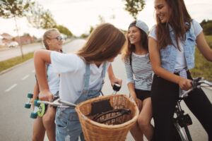 Grupo de jóvenes estudiantes participando en actividades al aire libre durante los campamentos escolares en Malta, disfrutando del verano y aprendiendo inglés.