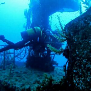Buceador explorando un barco hundido en las aguas cristalinas de Malta durante una inmersión organizada por Malta for Students