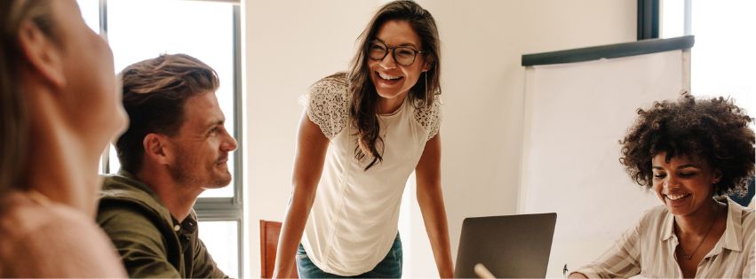 Grupo de estudiantes internacionales aprendiendo inglés mientras descubren cuál es el idioma oficial de Malta.