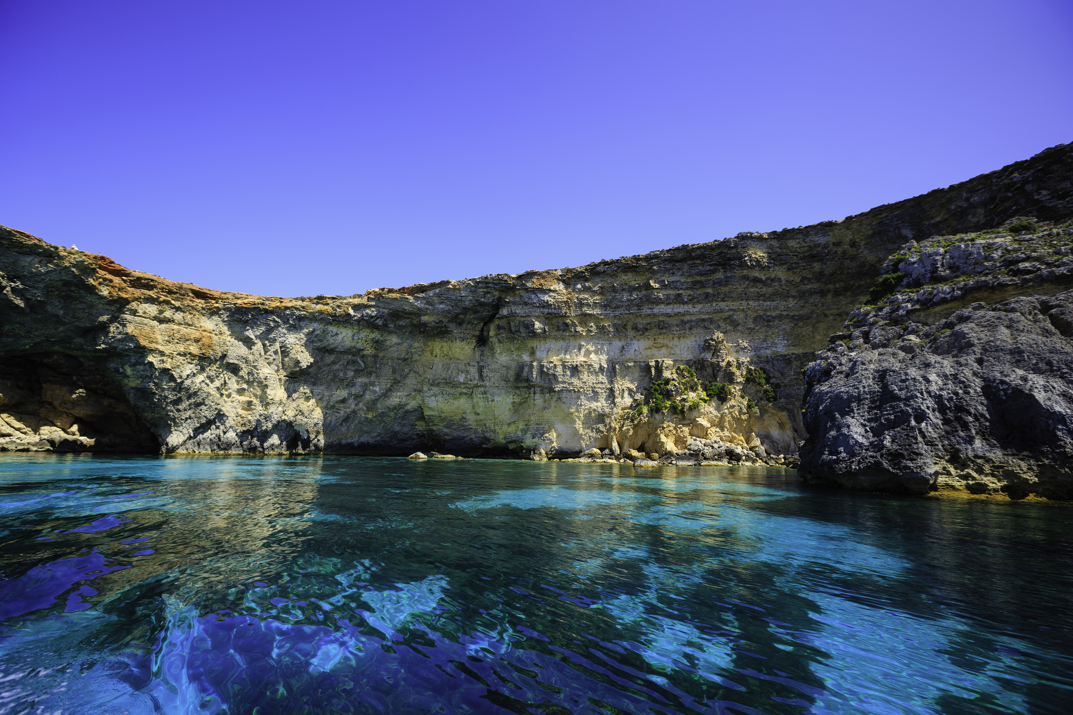 Vista del Blue Lagoon en Comino, una de las mejores playas de Malta con aguas turquesas y acantilados.