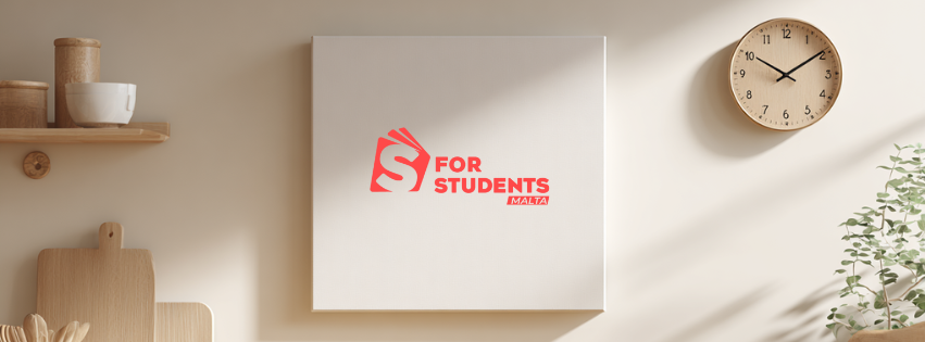 Logo de For Students Malta junto a un reloj de pared en un interior luminoso, imagen representativa de qué hora es en Malta