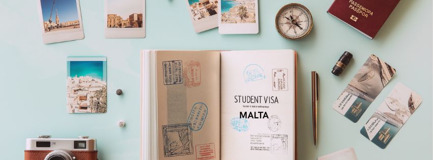 Pasaporte con sello de visa de estudio en Malta, fotos de la isla y cámara de viaje sobre fondo pastel