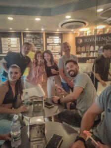 Estudiante mayor de 40 años compartiendo un café con otros estudiantes en Malta